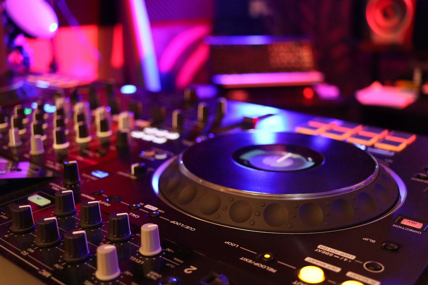 Equipo de DJ con luces de colores en la rueda de control.