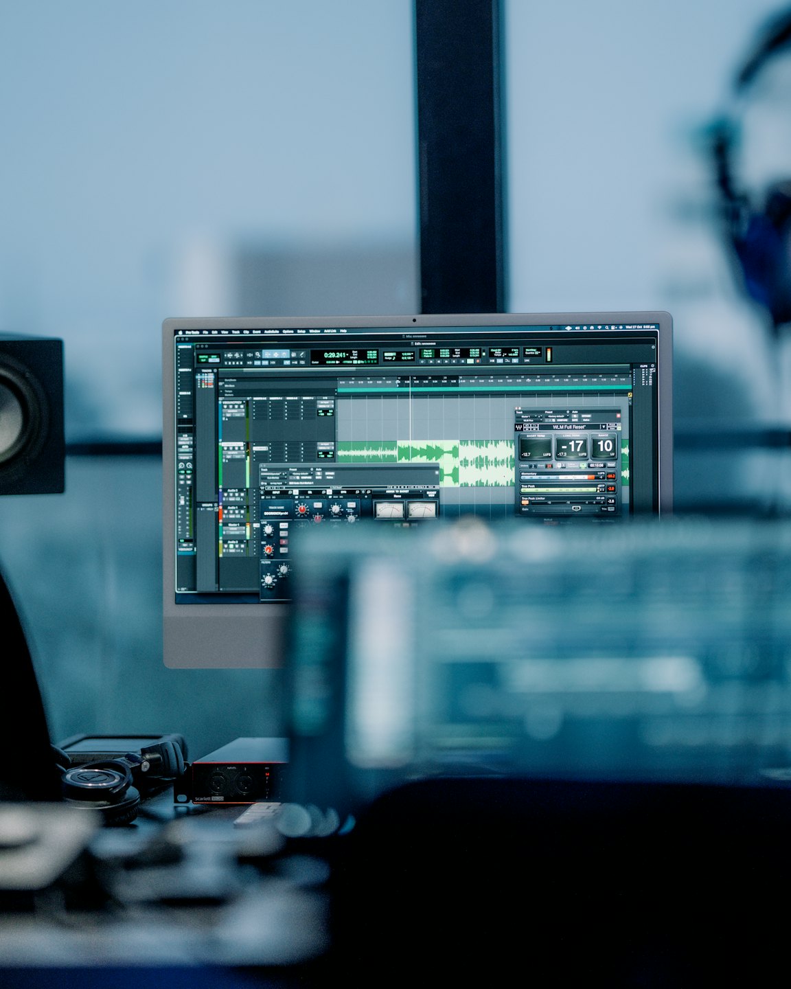 Pantalla de ordenador con formas de onda y controles de software de audio.